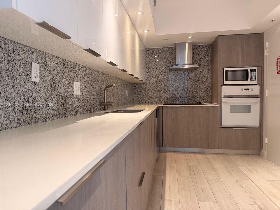 For Rent: $2,500 (1 beds, 1 baths, 905 Square Feet)