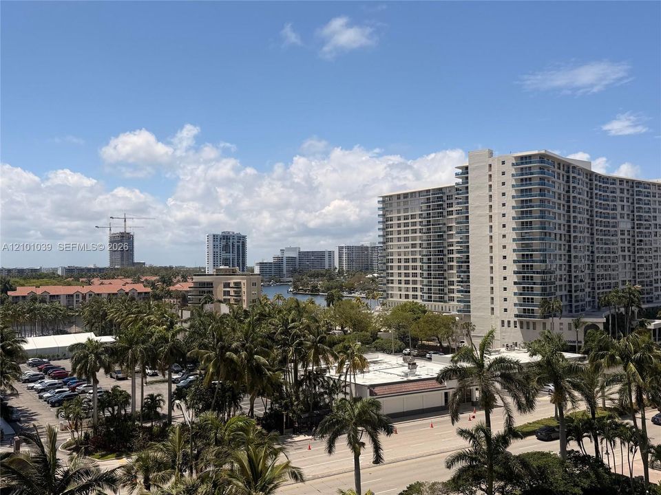 For Rent: $2,500 (1 beds, 1 baths, 905 Square Feet)