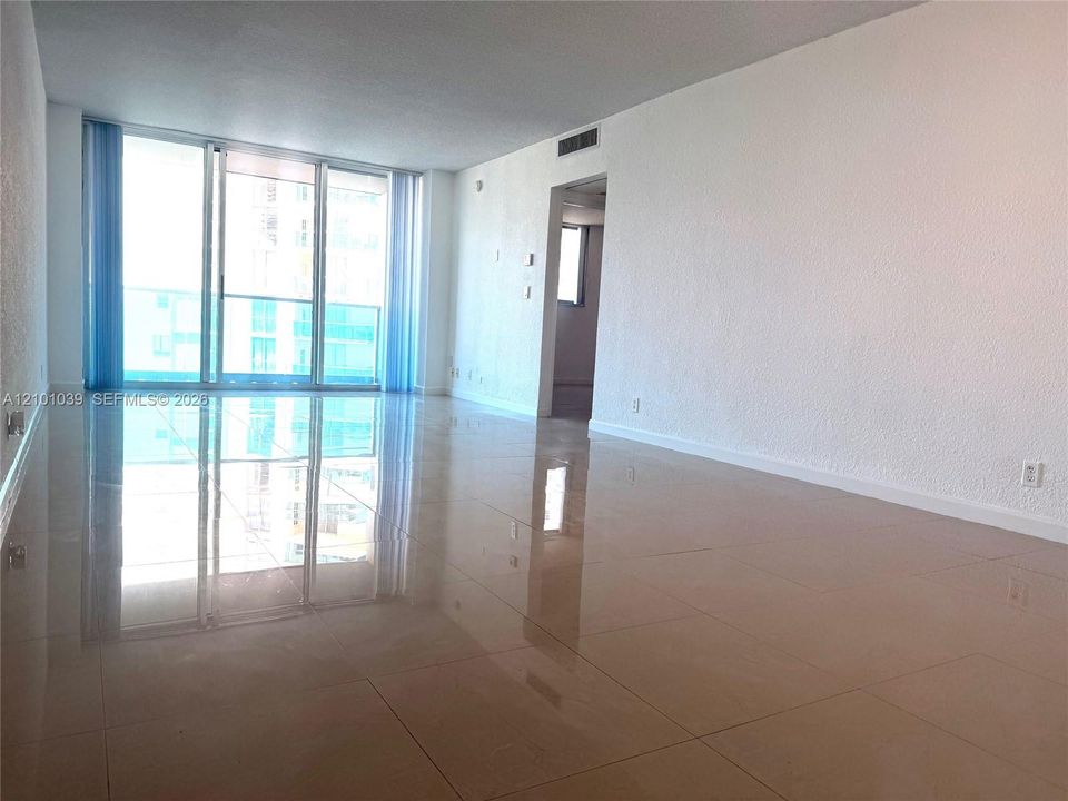 For Rent: $2,500 (1 beds, 1 baths, 905 Square Feet)