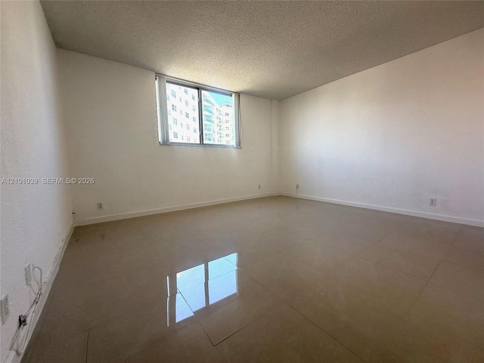 For Rent: $2,500 (1 beds, 1 baths, 905 Square Feet)