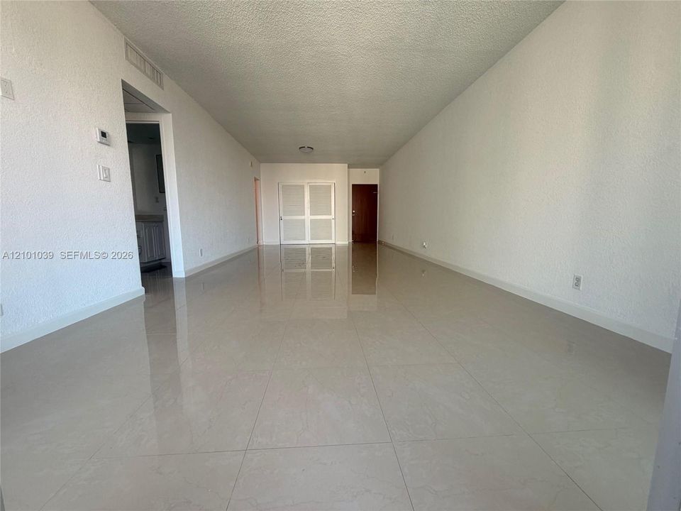 For Rent: $2,500 (1 beds, 1 baths, 905 Square Feet)