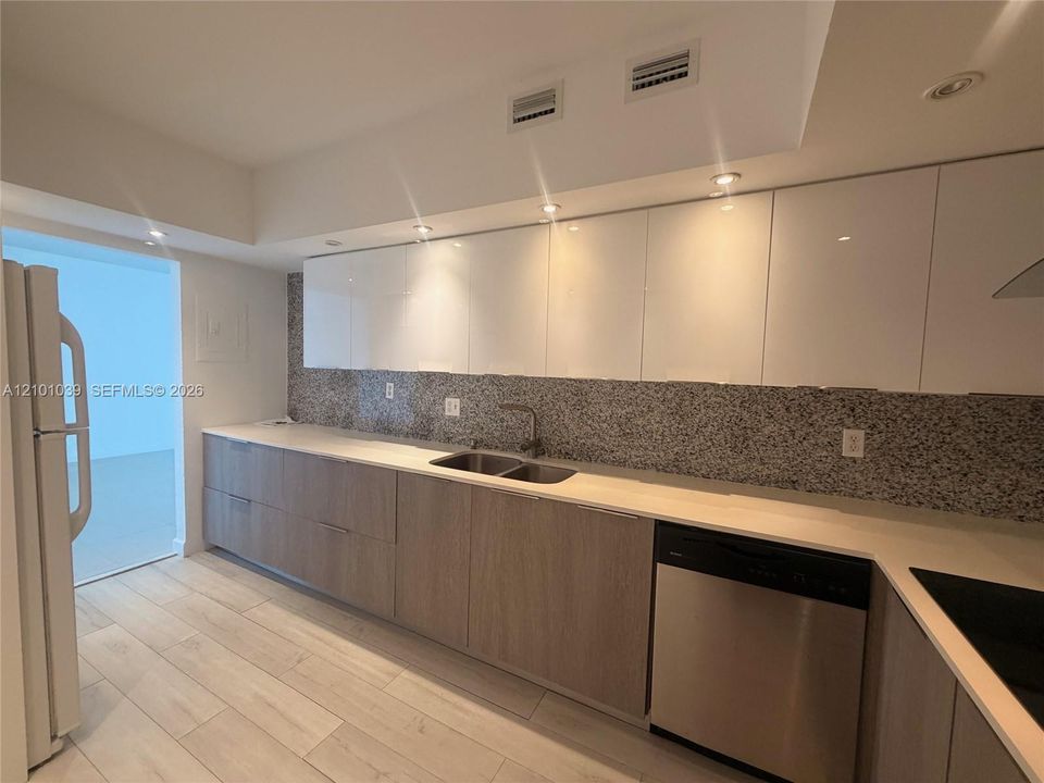 For Rent: $2,500 (1 beds, 1 baths, 905 Square Feet)