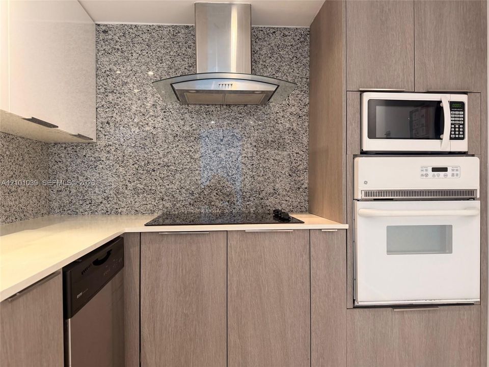 For Rent: $2,500 (1 beds, 1 baths, 905 Square Feet)