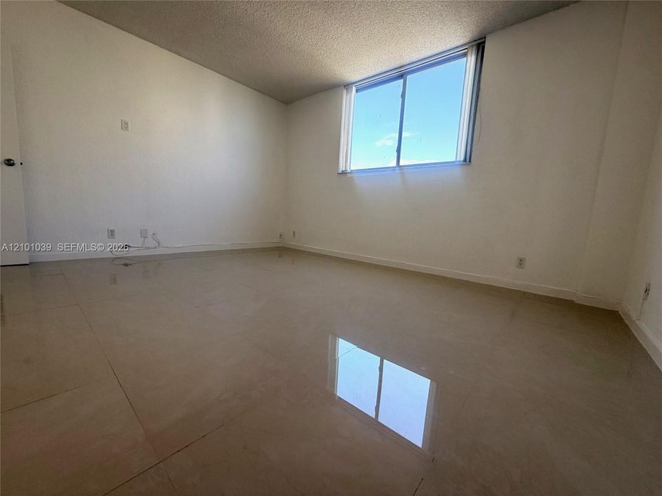 For Rent: $2,500 (1 beds, 1 baths, 905 Square Feet)