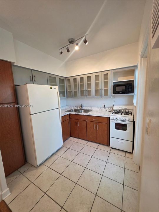 For Rent: $1,850 (1 beds, 1 baths, 600 Square Feet)
