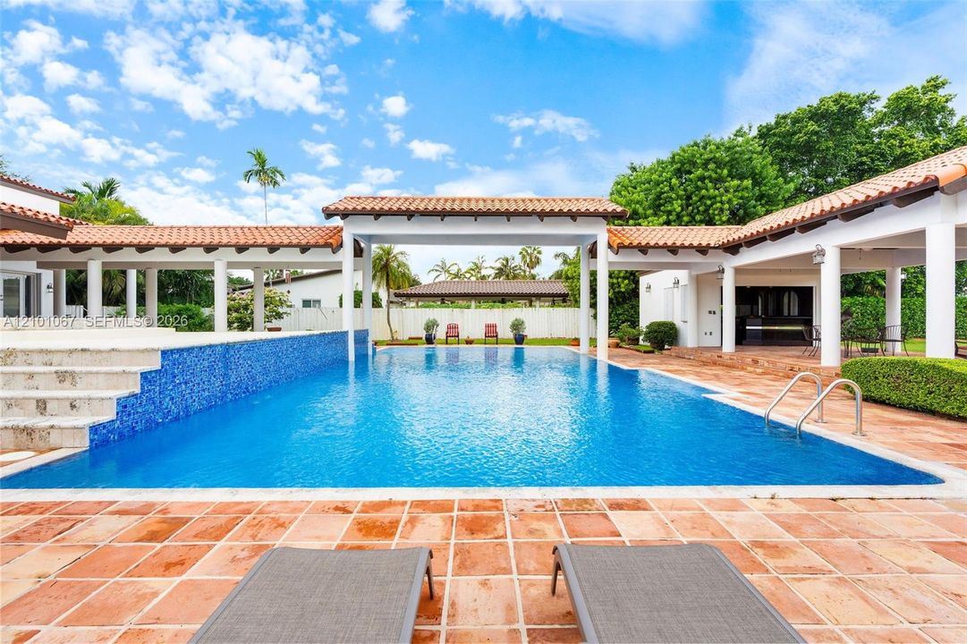 На продажу: $2,399,000 (5 спален, 4 ванн, 4037 Квадратных фут)
