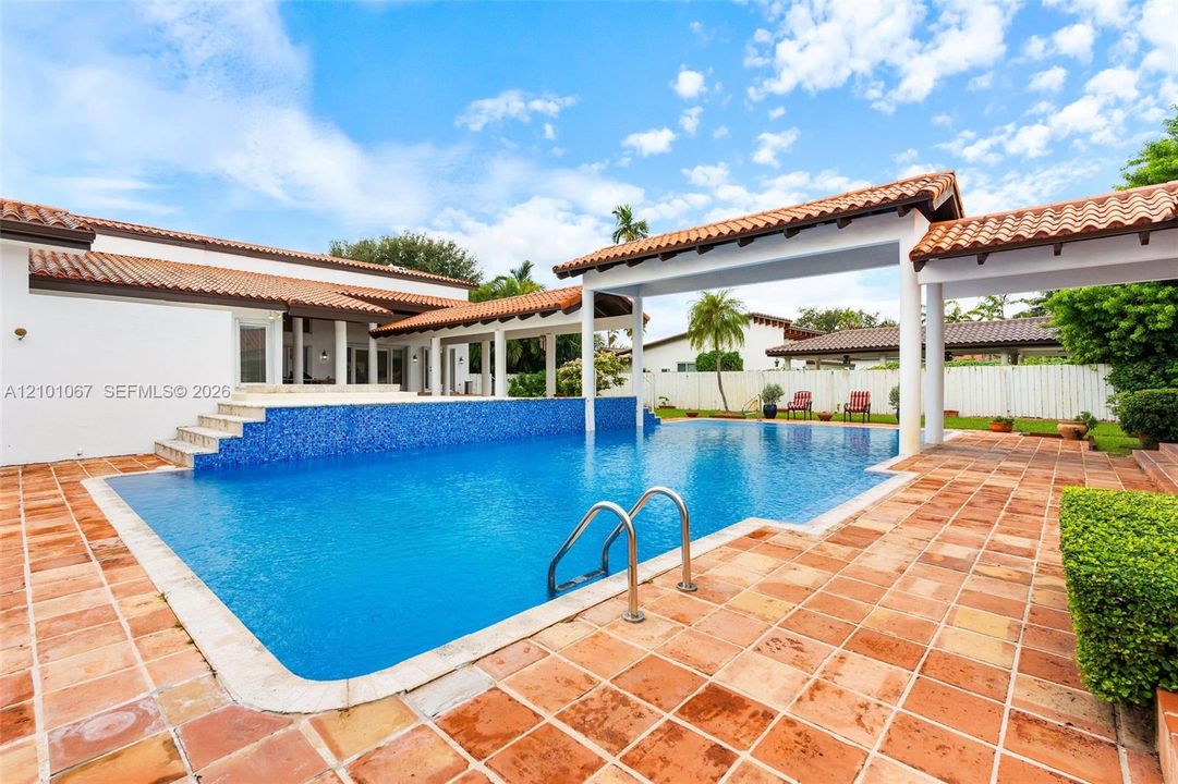 На продажу: $2,399,000 (5 спален, 4 ванн, 4037 Квадратных фут)