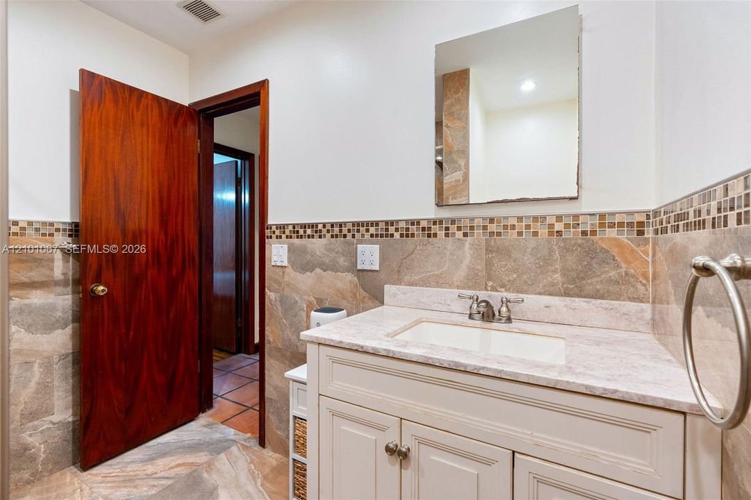 На продажу: $2,399,000 (5 спален, 4 ванн, 4037 Квадратных фут)