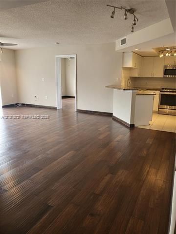 В аренду: $2,890 (2 спален, 2 ванн, 1054 Квадратных фут)