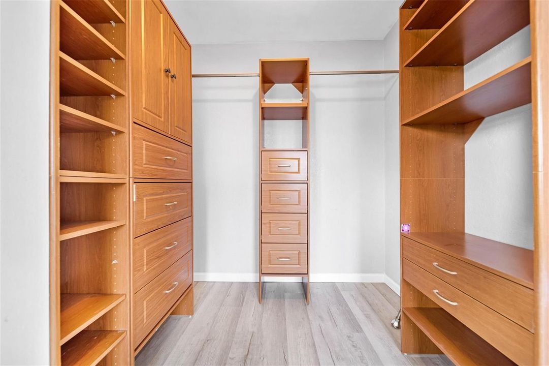 WALK-IN CLOSET