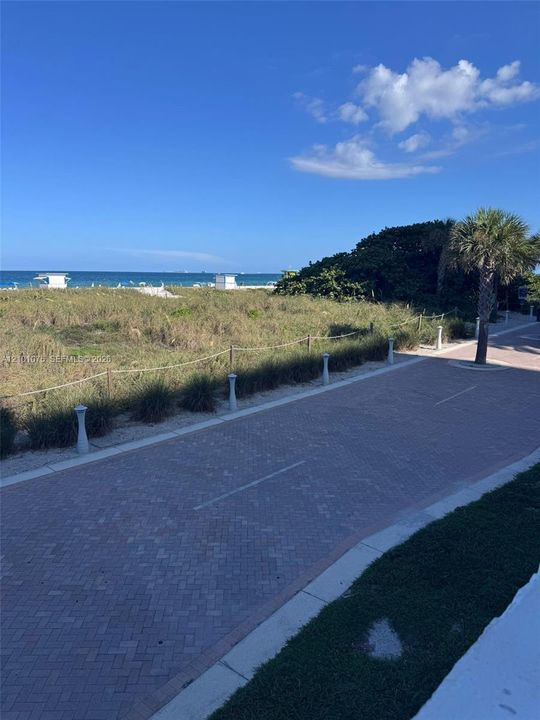 Direct access to Boulevard by the beach
