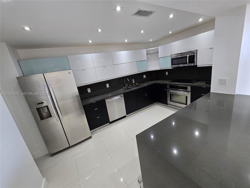 В аренду: $3,390 (2 спален, 2 ванн, 1295 Квадратных фут)