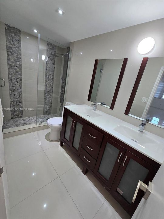 Primary bedroom's bathroom en suite