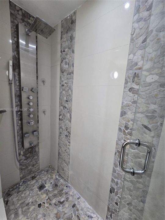 Primary bedroom's bathroom en suite
