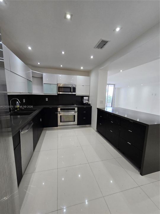 В аренду: $3,390 (2 спален, 2 ванн, 1295 Квадратных фут)