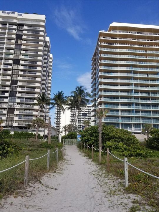 Direct access to the beach
