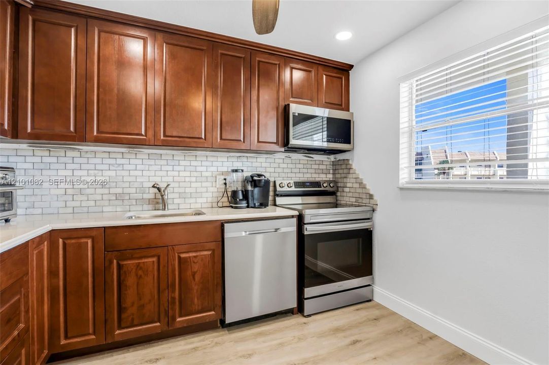 For Sale: $139,000 (2 beds, 2 baths, 970 Square Feet)