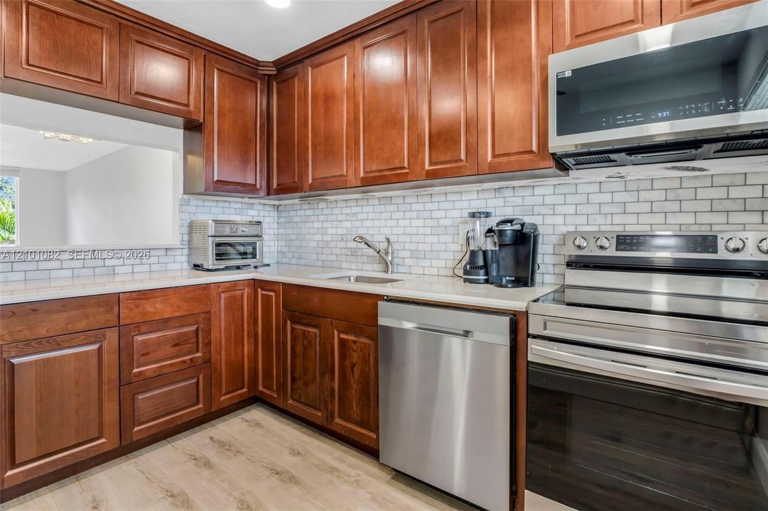 For Sale: $139,000 (2 beds, 2 baths, 970 Square Feet)