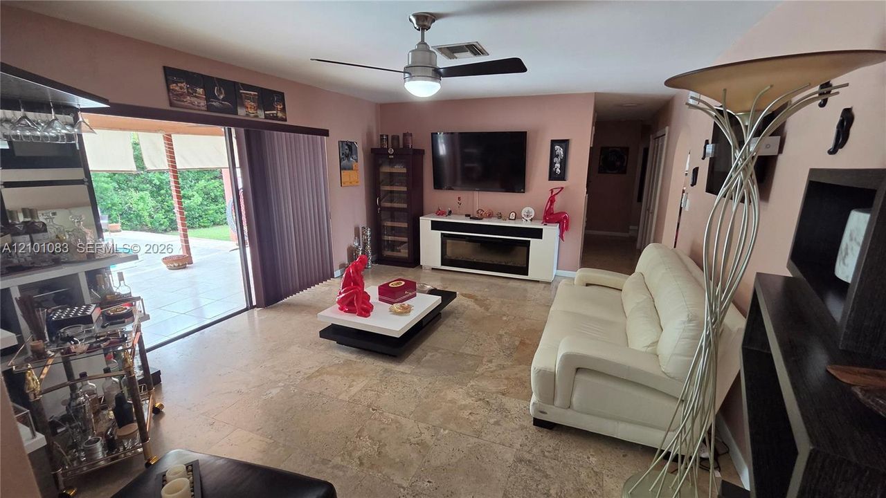For Sale: $699,000 (4 beds, 2 baths, 1978 Square Feet)