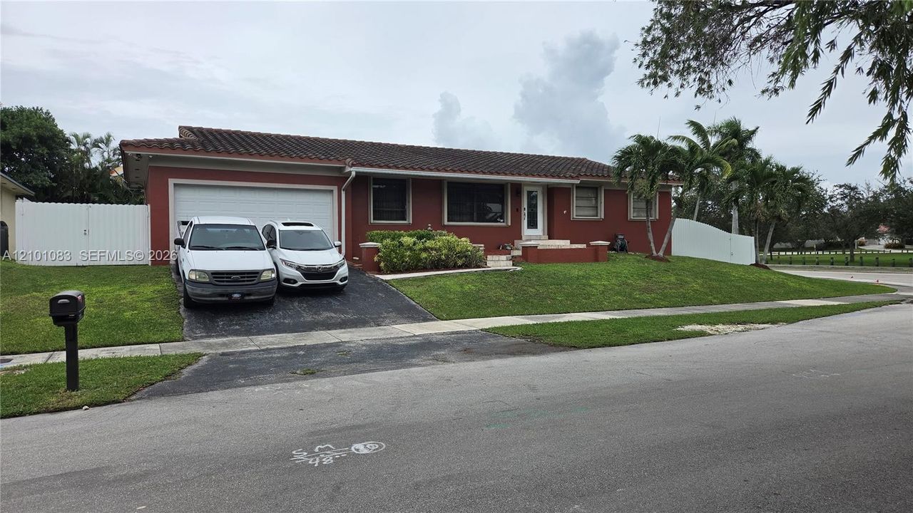 For Sale: $699,000 (4 beds, 2 baths, 1978 Square Feet)