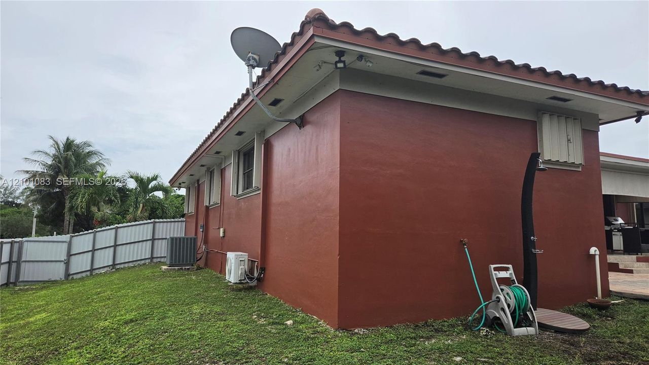For Sale: $699,000 (4 beds, 2 baths, 1978 Square Feet)