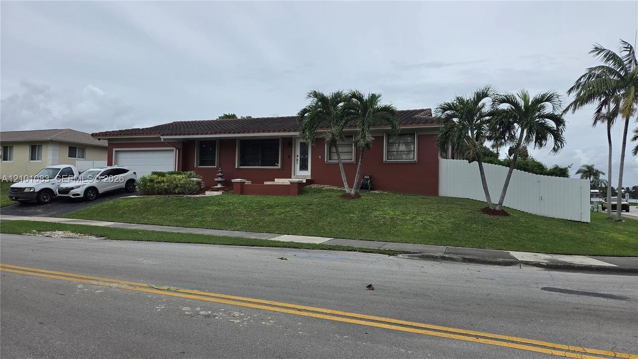 For Sale: $699,000 (4 beds, 2 baths, 1978 Square Feet)