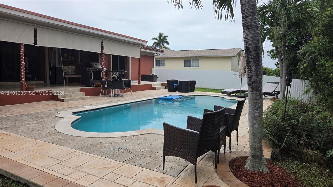 For Sale: $699,000 (4 beds, 2 baths, 1978 Square Feet)