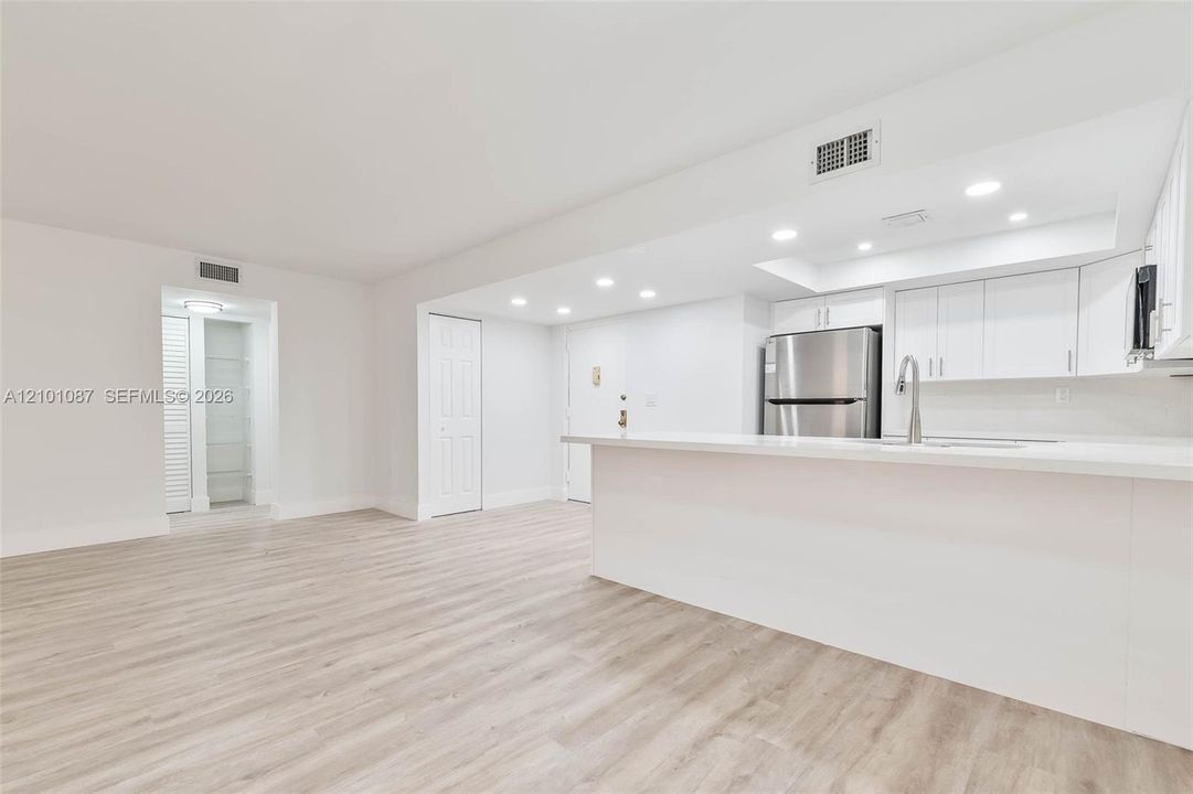 For Rent: $2,400 (2 beds, 2 baths, 1040 Square Feet)