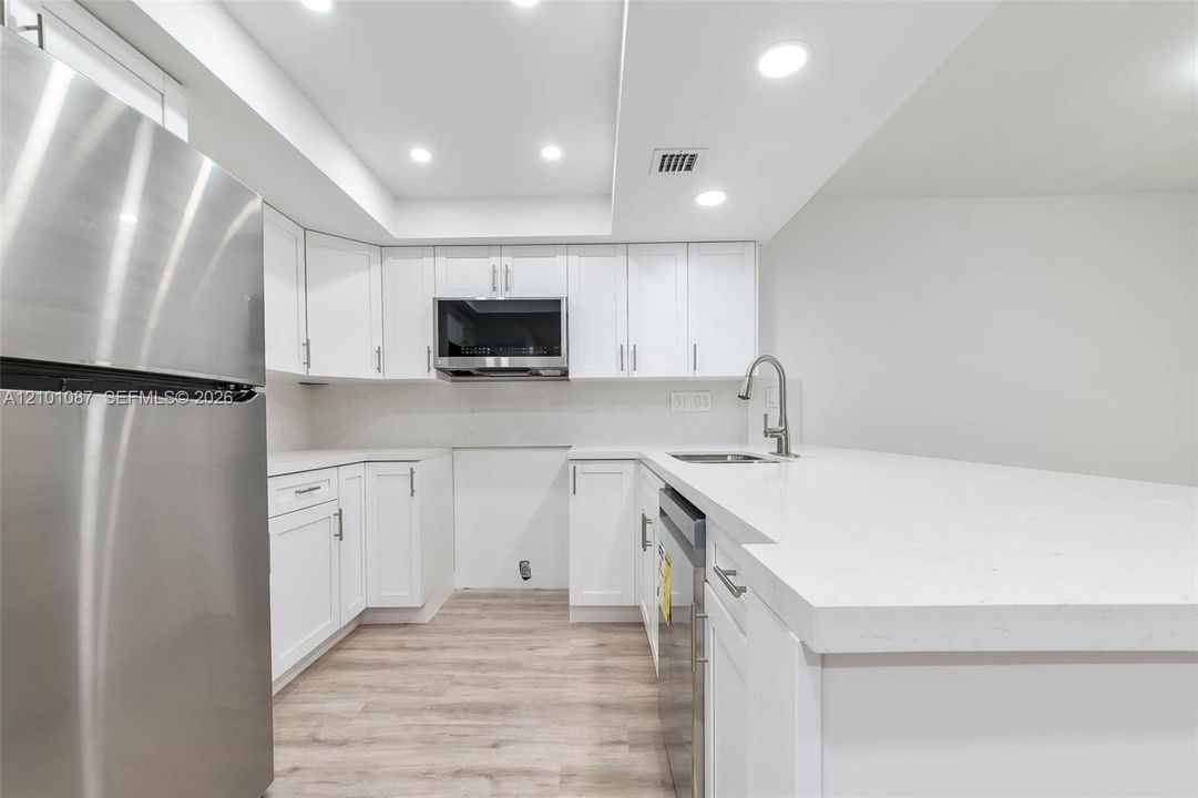 For Rent: $2,400 (2 beds, 2 baths, 1040 Square Feet)