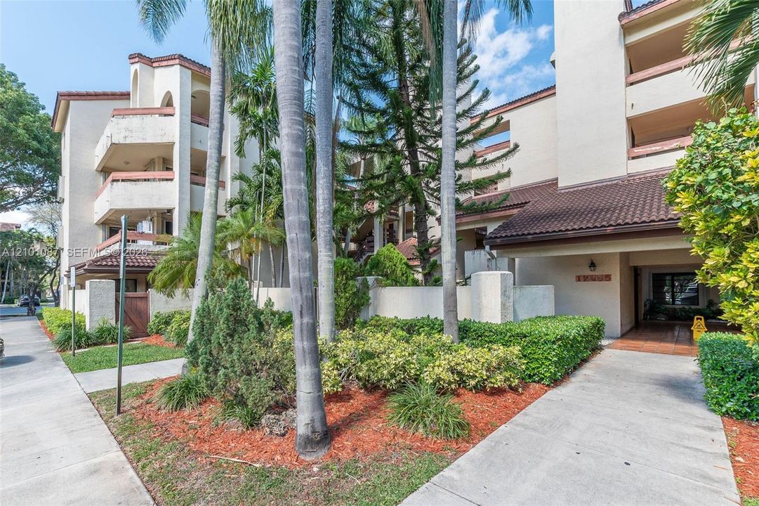For Rent: $2,400 (2 beds, 2 baths, 1040 Square Feet)