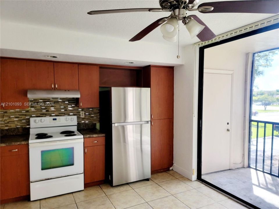 For Rent: $2,450 (3 beds, 2 baths, 1040 Square Feet)