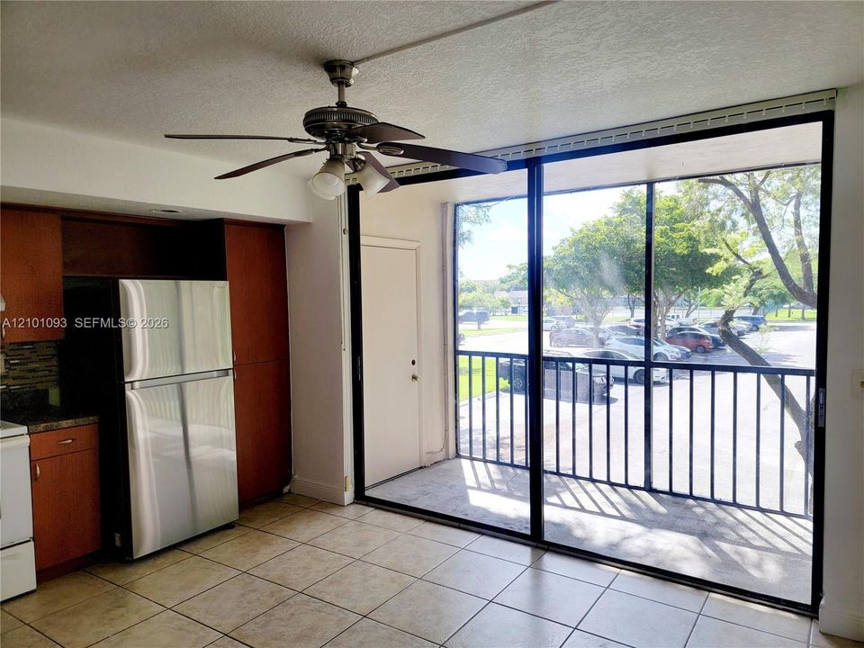 For Rent: $2,450 (3 beds, 2 baths, 1040 Square Feet)