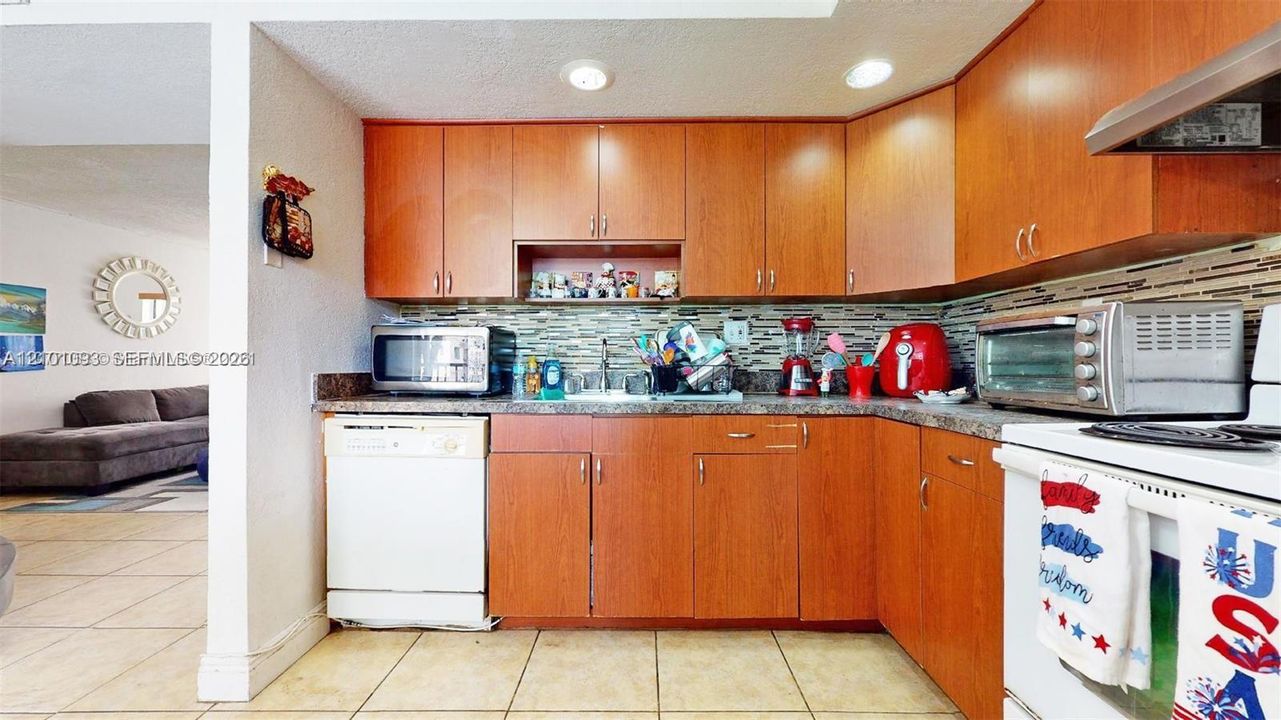 For Rent: $2,450 (3 beds, 2 baths, 1040 Square Feet)