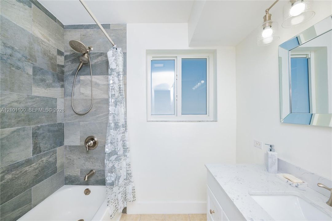 2nd Bathroom/w Tub & Shower Combination