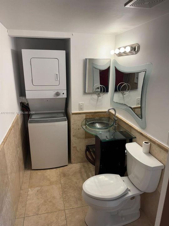For Rent: $2,200 (2 beds, 2 baths, 898 Square Feet)
