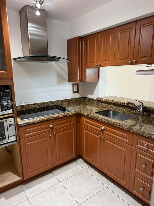 For Rent: $2,200 (2 beds, 2 baths, 898 Square Feet)