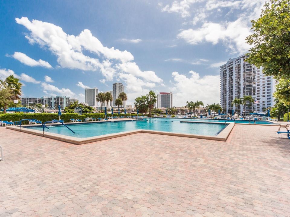 For Sale: $329,000 (2 beds, 2 baths, 1280 Square Feet)
