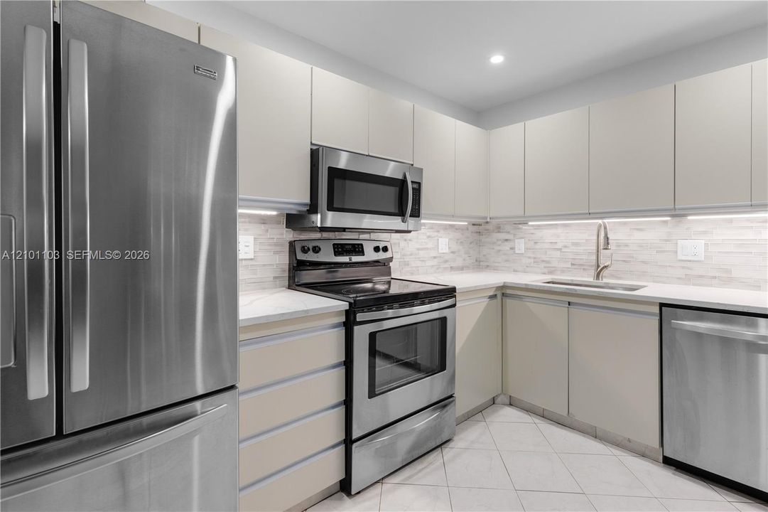 For Sale: $329,000 (2 beds, 2 baths, 1280 Square Feet)