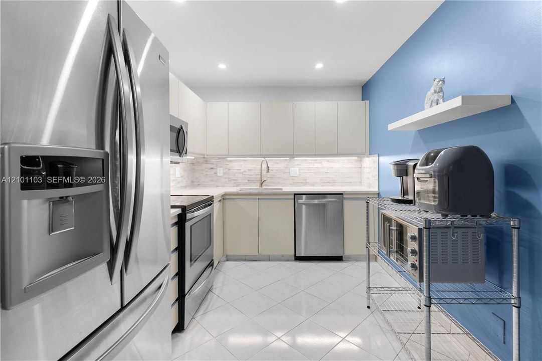 For Sale: $329,000 (2 beds, 2 baths, 1280 Square Feet)