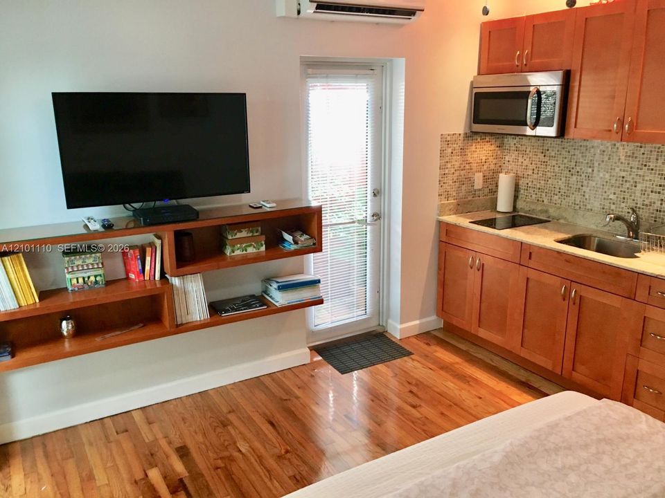 В аренду: $1,350 (0 спален, 1 ванн, 350 Квадратных фут)