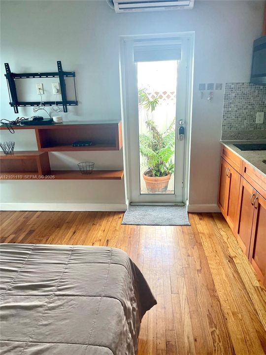 В аренду: $1,350 (0 спален, 1 ванн, 350 Квадратных фут)