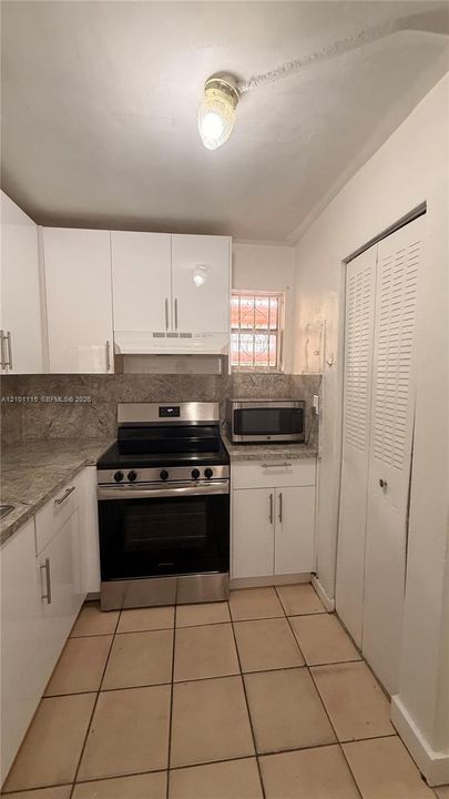 В аренду: $1,900 (2 спален, 1 ванн, 998 Квадратных фут)