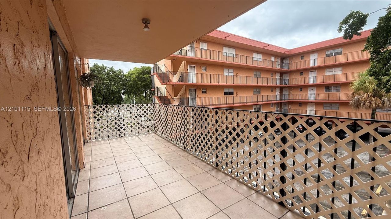 В аренду: $1,900 (2 спален, 1 ванн, 998 Квадратных фут)