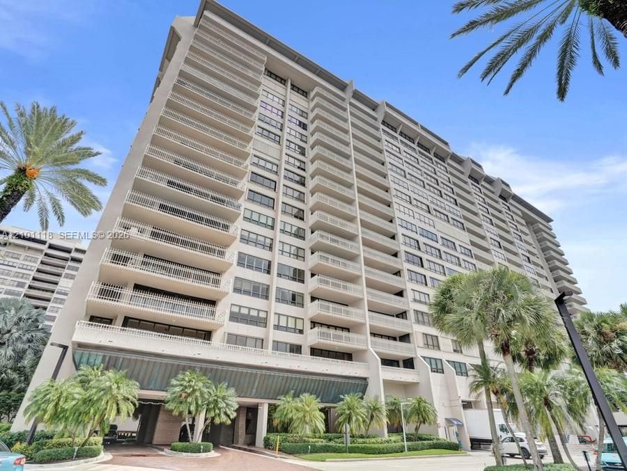 For Rent: $8,600 (2 beds, 2 baths, 1882 Square Feet)
