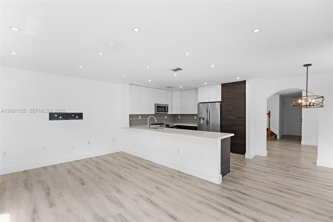 В аренду: $4,200 (4 спален, 2 ванн, 2550 Квадратных фут)
