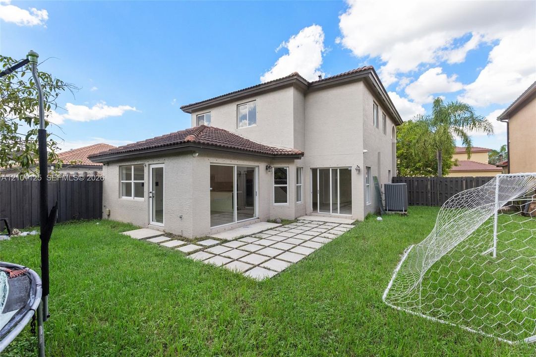 В аренду: $4,200 (4 спален, 2 ванн, 2550 Квадратных фут)