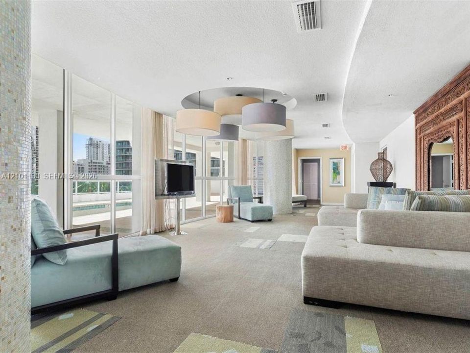 For Rent: $2,800 (1 beds, 1 baths, 706 Square Feet)