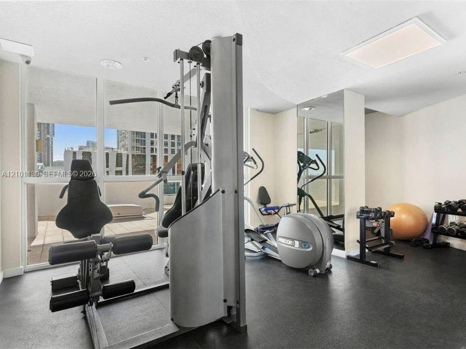 For Rent: $2,800 (1 beds, 1 baths, 706 Square Feet)