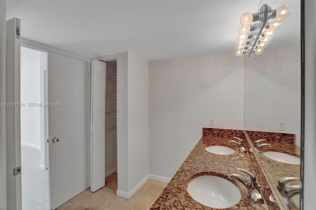 В аренду: $2,700 (2 спален, 2 ванн, 1065 Квадратных фут)