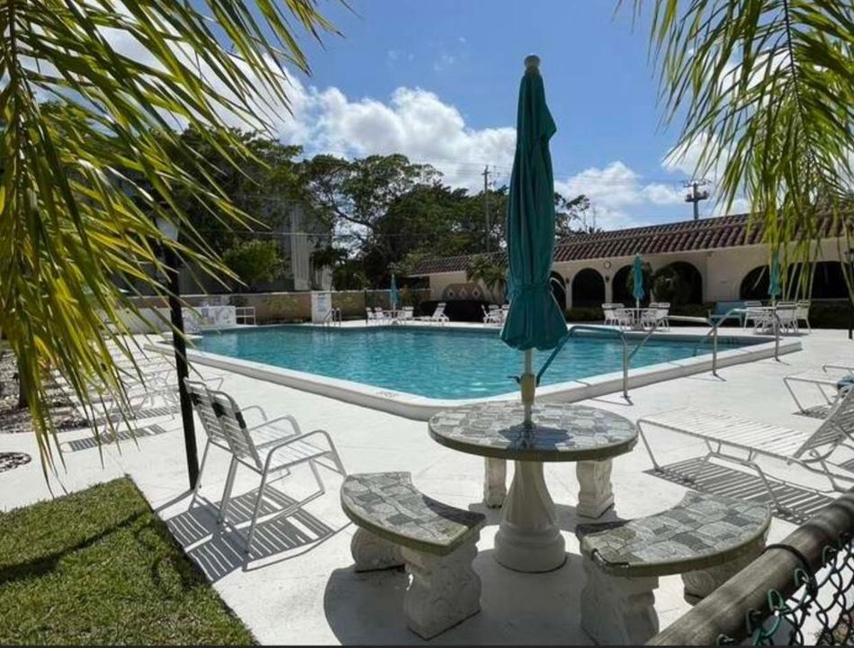 Plenty of Pool Seating